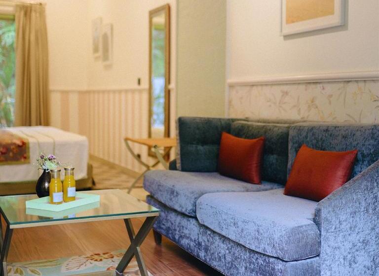 استودیوی استاندارد, Karma Chalets