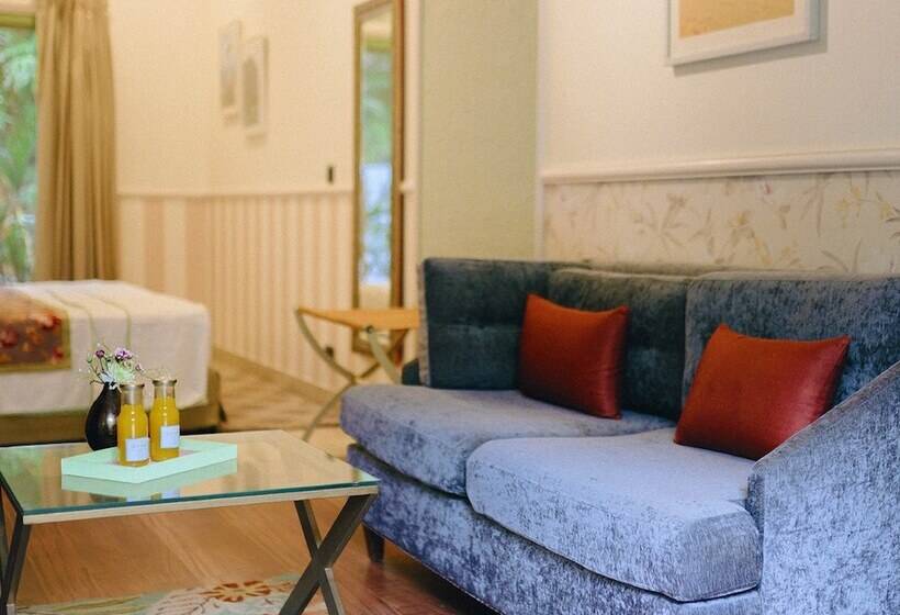استودیوی استاندارد, Karma Chalets