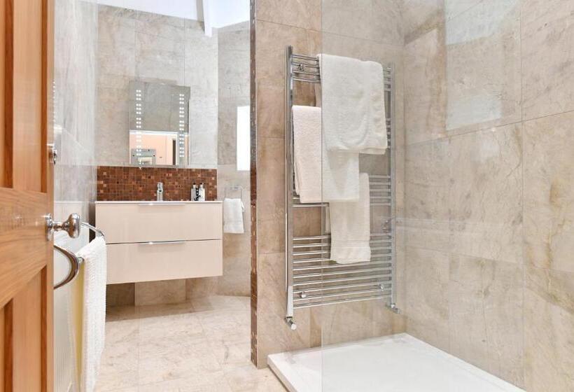 اتاق لوکس با تخت بزرگ, Heritage Bed And Breakfast