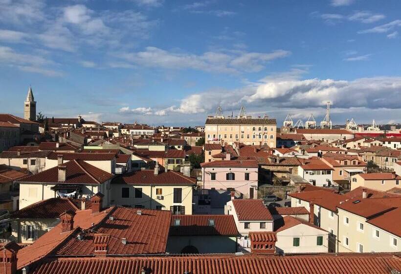 استودیوی لوکس, Hostel Villa Domus