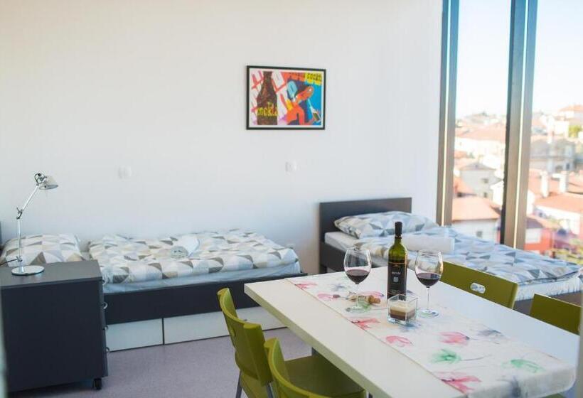 استودیوی لوکس, Hostel Villa Domus