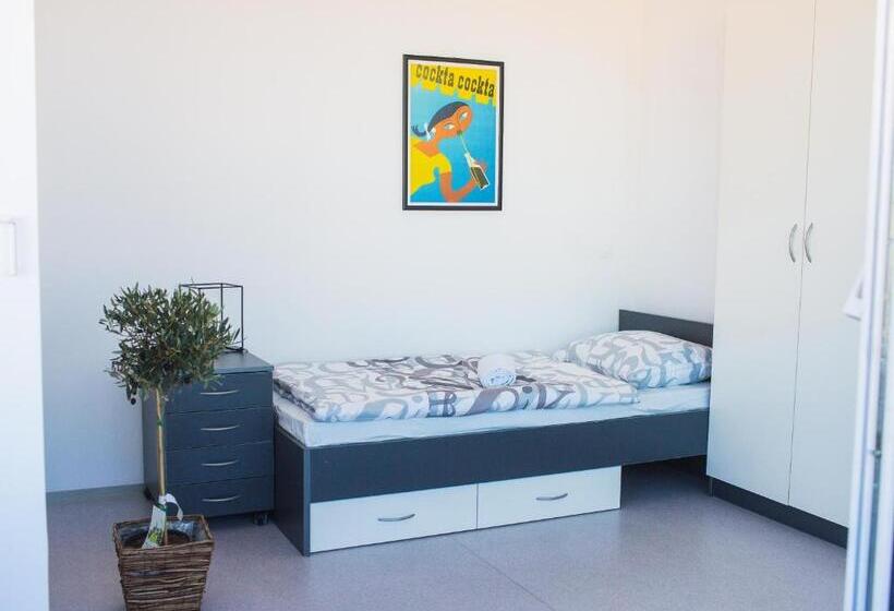 استودیوی استاندارد, Hostel Villa Domus