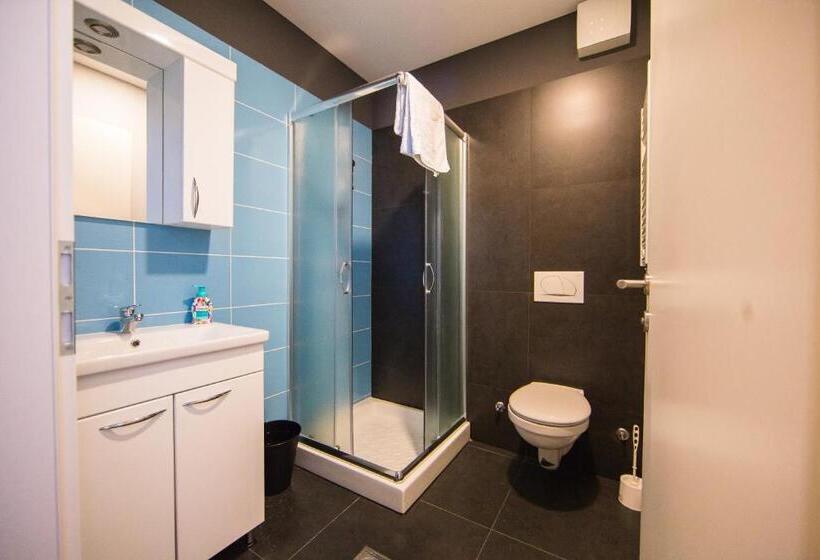 استودیو خانوادگی, Hostel Villa Domus