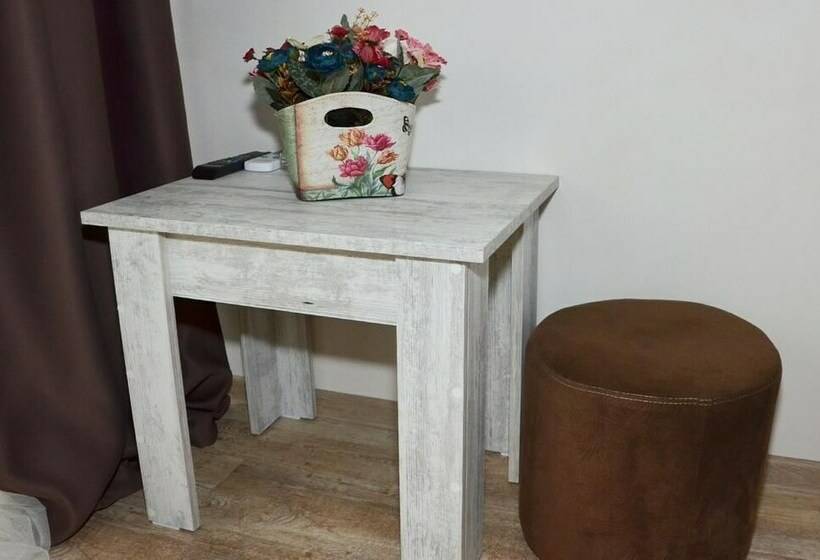 اتاق لوکس با بالکن, Crown