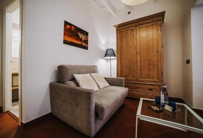 سوییت جونیور, Petit Hotel 5 Fars