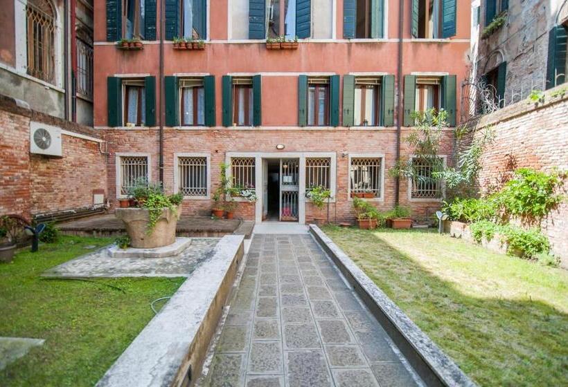 اتاق استاندارد, Venice And Venice Apartments   Private Rooms In Shared Apartment