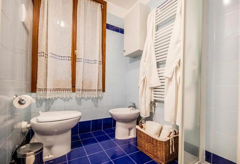 اتاق سوپریور با تخت بزرگ, Venice And Venice Apartments   Private Rooms In Shared Apartment