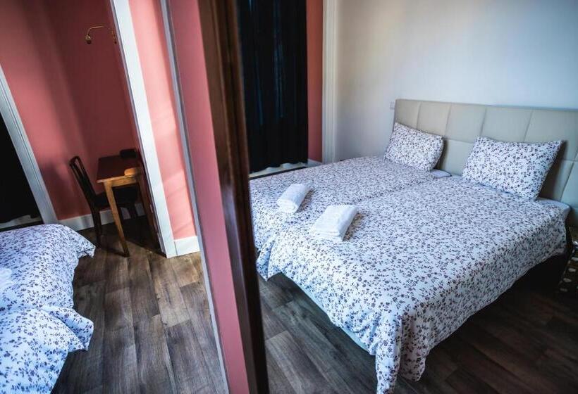 اتاق سوپریور با چشم‌انداز شهر, Home Lisbon Hostel