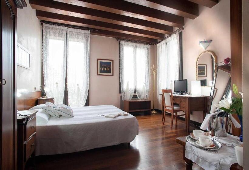 اتاق استاندارد با تخت بزرگ, Al Castello