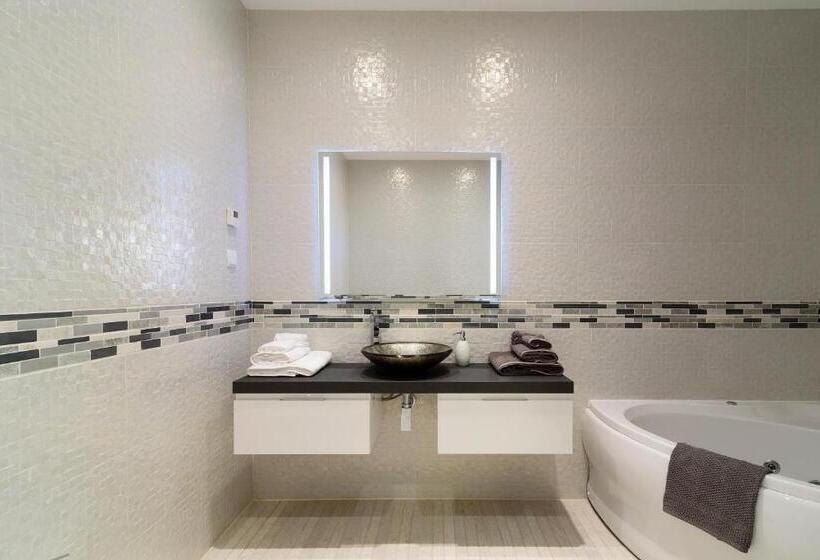 اتاق لوکس با بالکن و چشم‌انداز دریا, Porto De Mos Golf & Beach B&b Al 40312