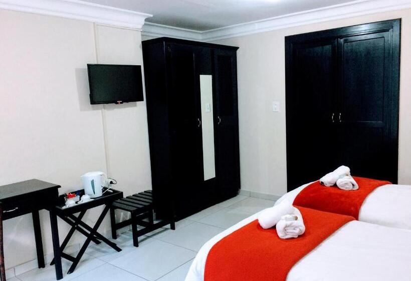 اتاق لوکس با چشم‌انداز استخر, Polokwane Place