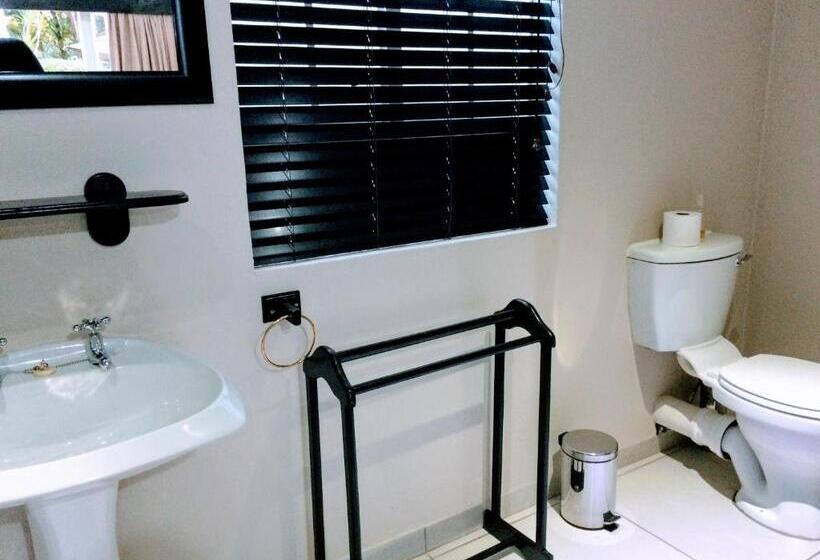 اتاق لوکس با چشم‌انداز استخر, Polokwane Place
