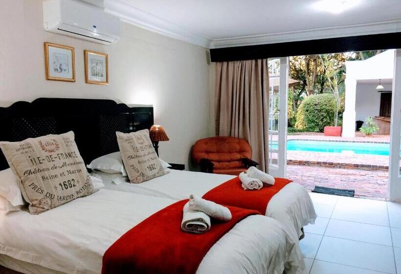 اتاق لوکس با چشم‌انداز استخر, Polokwane Place