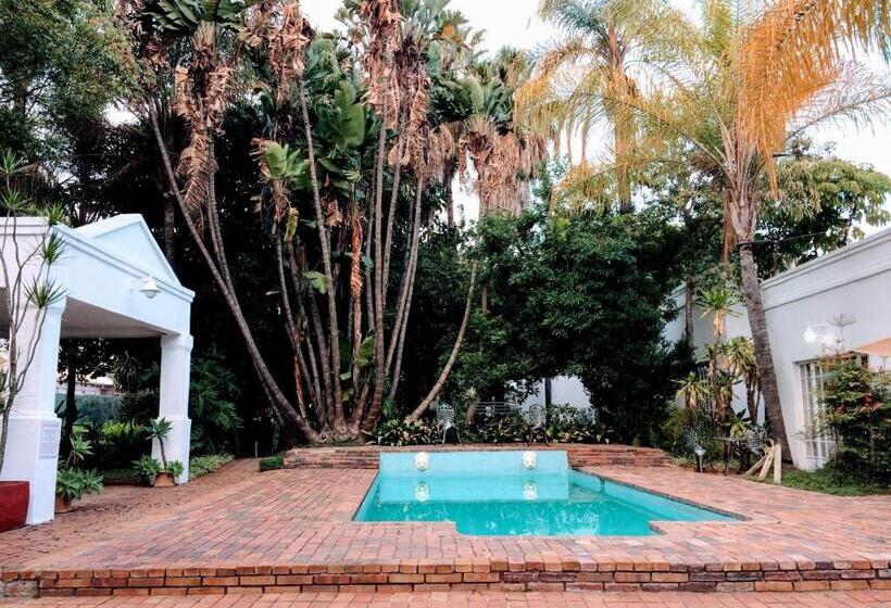 اتاق لوکس با چشم‌انداز استخر, Polokwane Place
