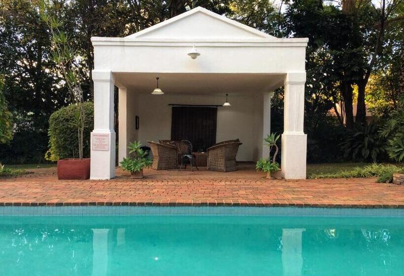 اتاق لوکس با چشم‌انداز استخر, Polokwane Place