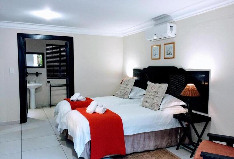 اتاق لوکس با چشم‌انداز استخر, Polokwane Place