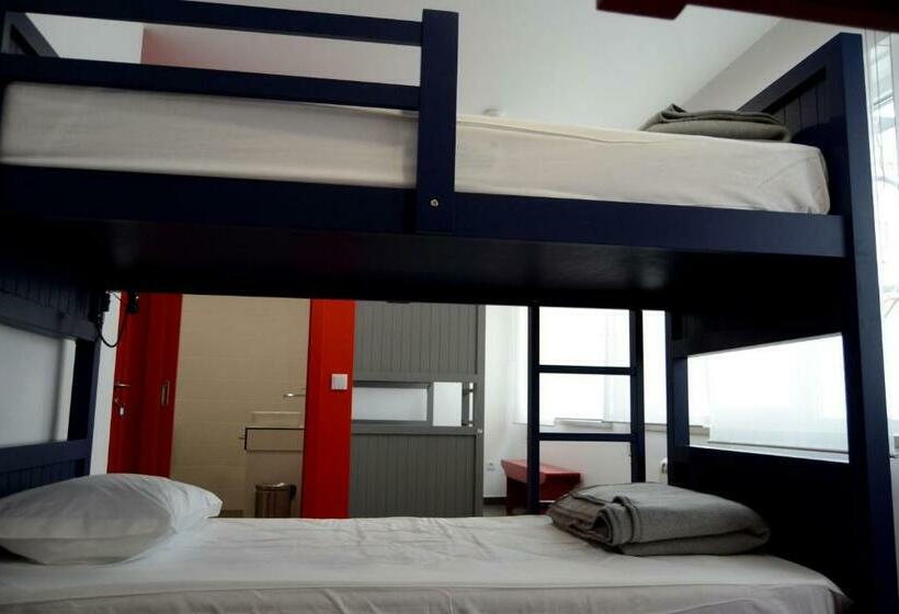 تختخواب در اتاق مشترک, Lab Hostel Nazare