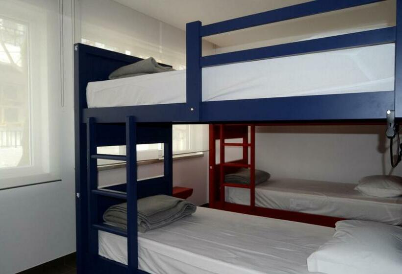 تختخواب در اتاق مشترک, Lab Hostel Nazare
