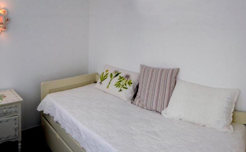 اتاق خانوادگی, Lab Hostel Nazare