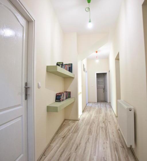 اتاق استاندارد با سرویس بهداشتی مشترک, Hostel 1910