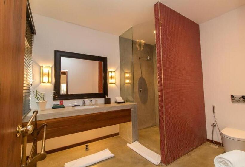 اتاق لوکس با چشم‌انداز باغ, Kings Pavilion Luxury