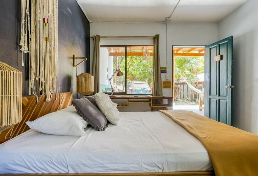 اتاق لوکس, Selina Santa Teresa North   Hostel