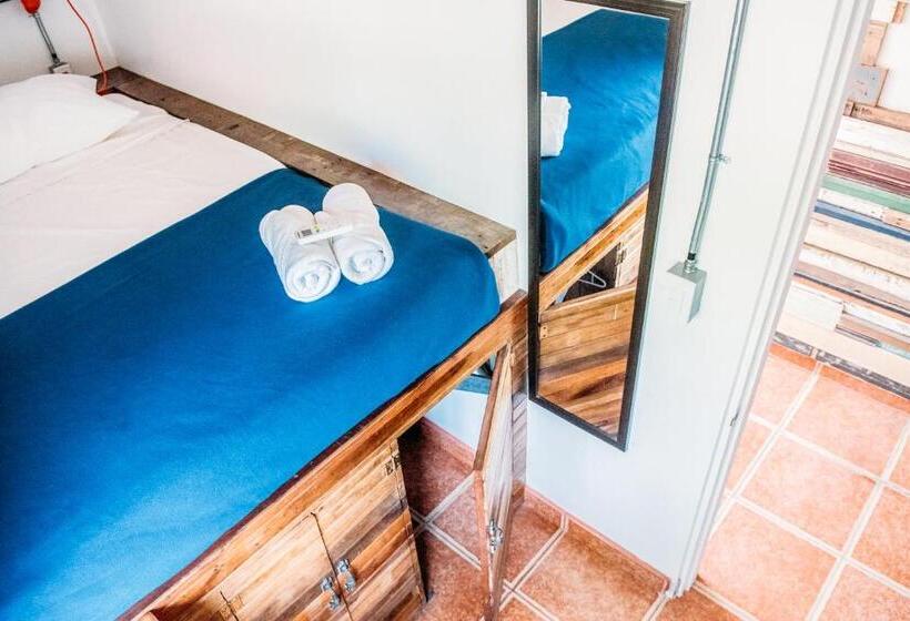 اتاق پایه با سرویس بهداشتی مشترک, Selina Santa Teresa North   Hostel