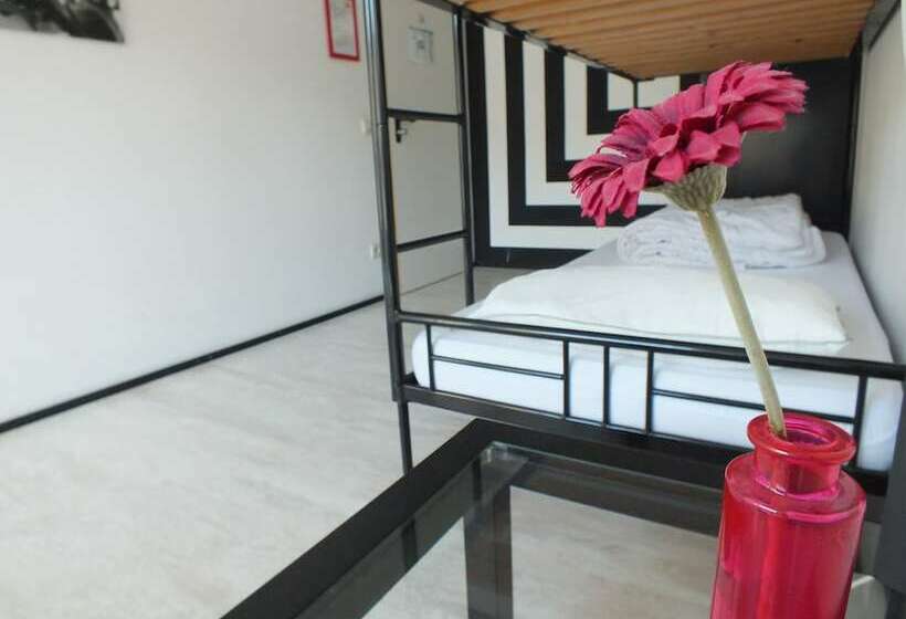 חדר סטנדרט, Max Hostel