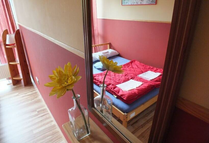 חדר סטנדרט, Max Hostel