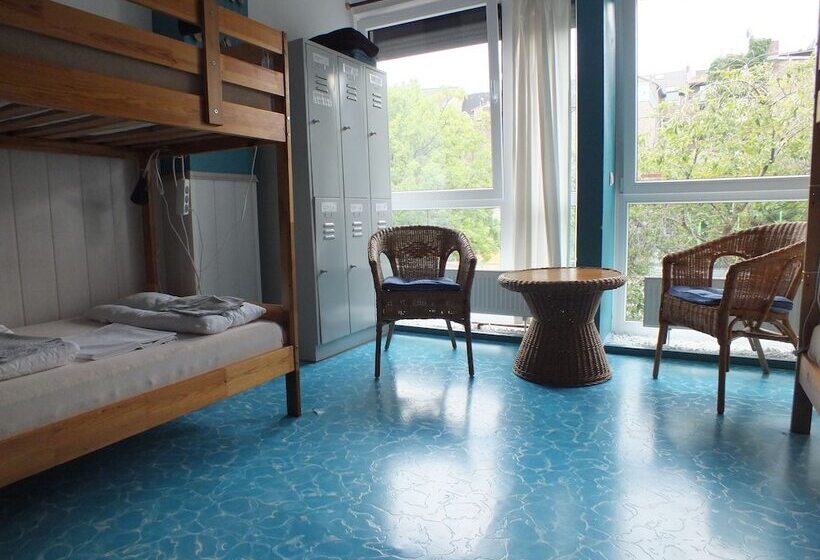 מיטה בחדר משותף, Max Hostel