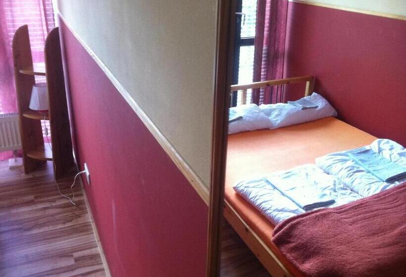 חדר סטנדרט, Max Hostel