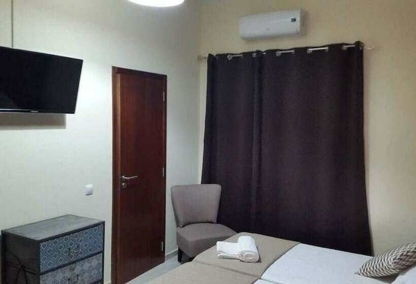 סוויטה, Almancil Hostel