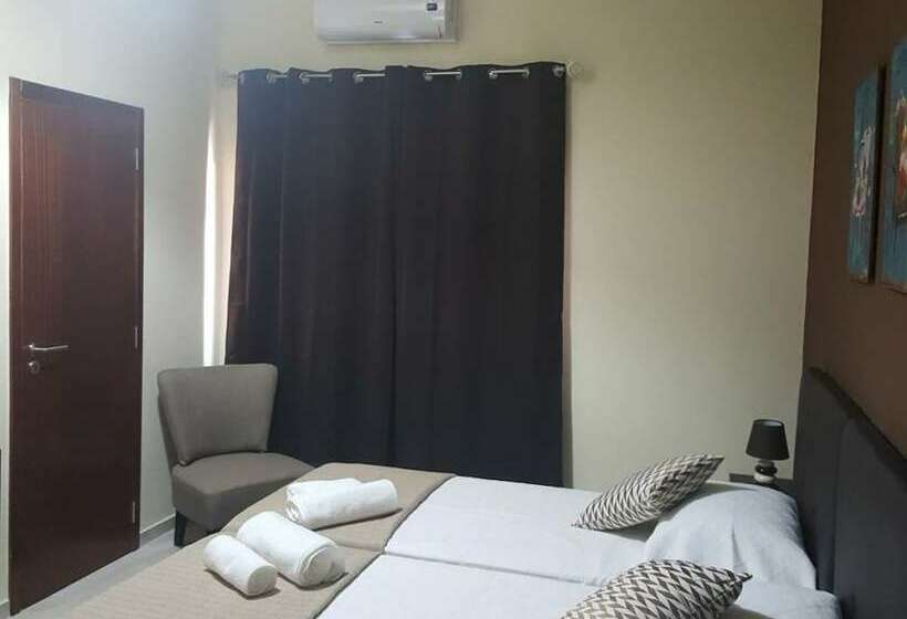 סוויטה, Almancil Hostel