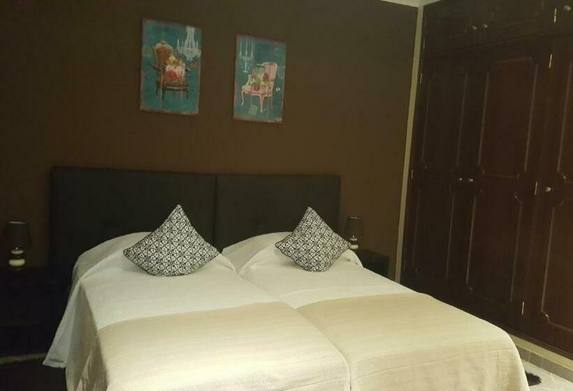 סוויטה, Almancil Hostel