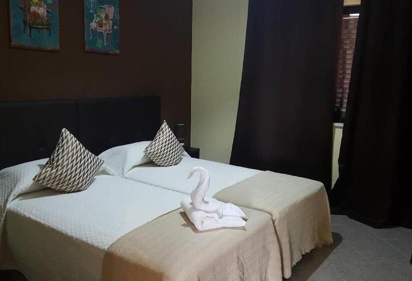 סוויטת 2 חדרי שינה, Almancil Hostel