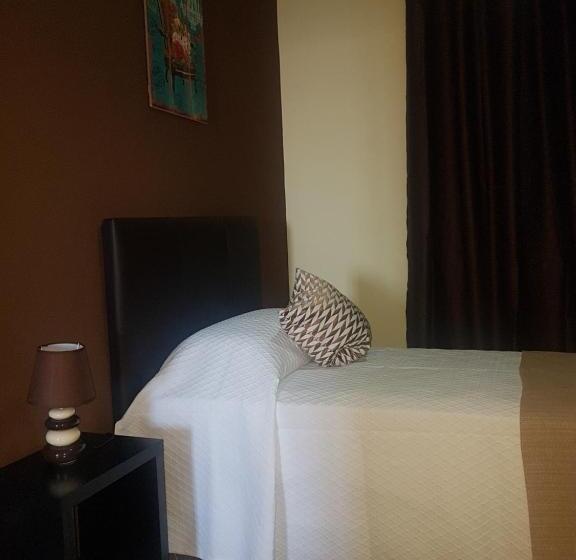 סוויטת 2 חדרי שינה, Almancil Hostel