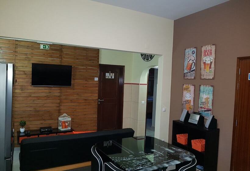 סוויטה, Almancil Hostel