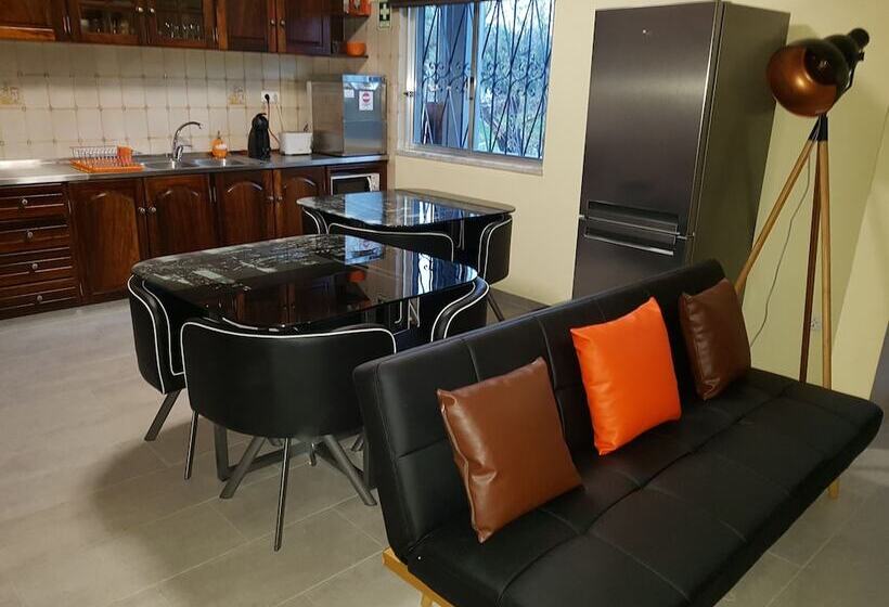 סוויטה, Almancil Hostel
