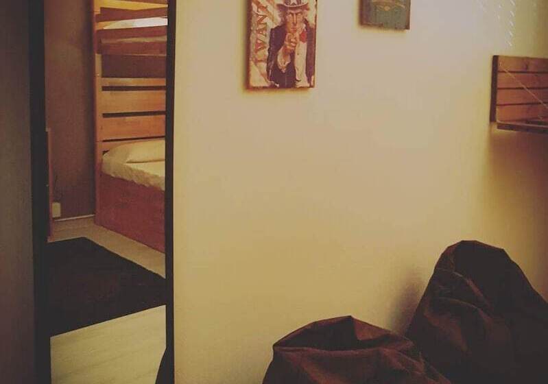 تختخواب در اتاق مشترک, Almancil Hostel