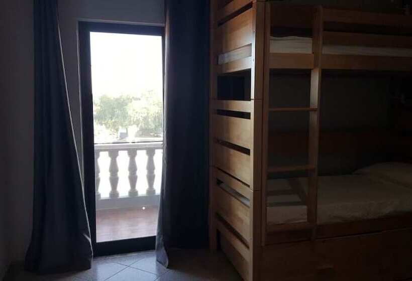 מיטה בחדר משותף, Almancil Hostel