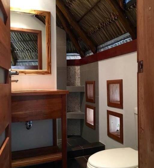 اتاق ساده سه‌ نفره, Casitas Pacific