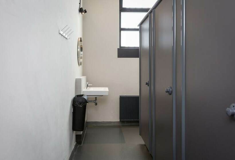اتاق استاندارد چهارنفره با سرویس بهداشتی مشترک, Alibi Hostel Leeuwarden