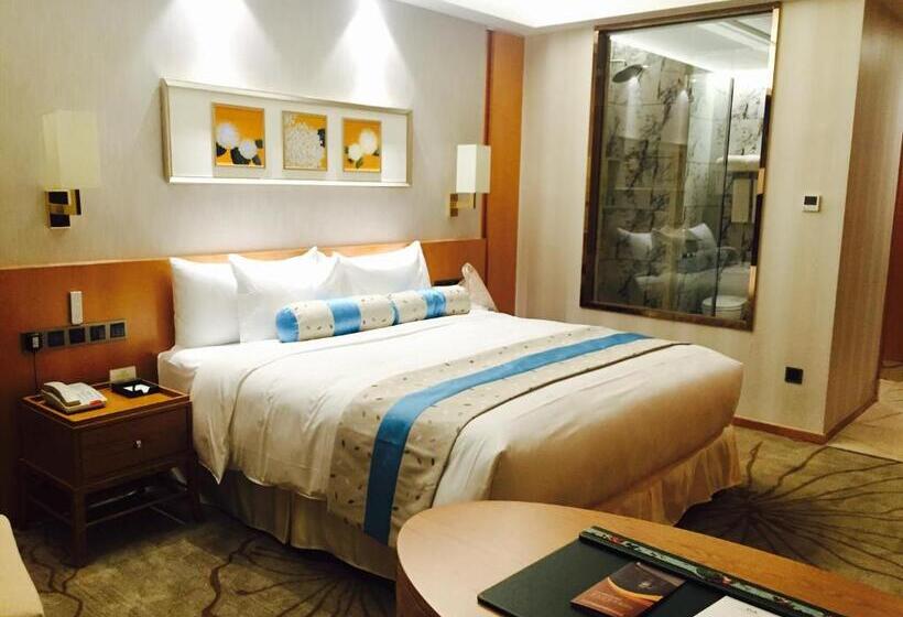 سوییت سوپریور, Menshine Gloria Plaza