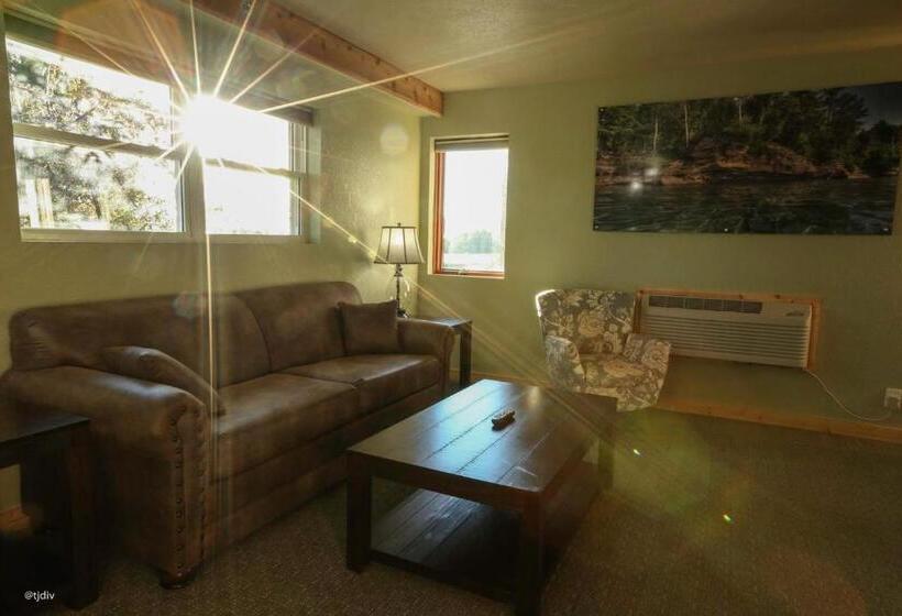 Deluxe Suite King Bed, Roam Inn