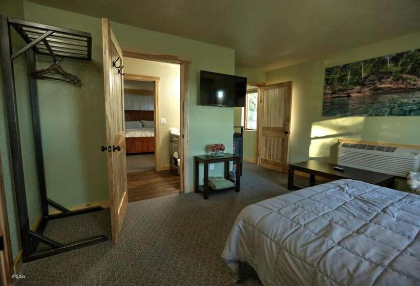 Deluxe Suite King Bed, Roam Inn