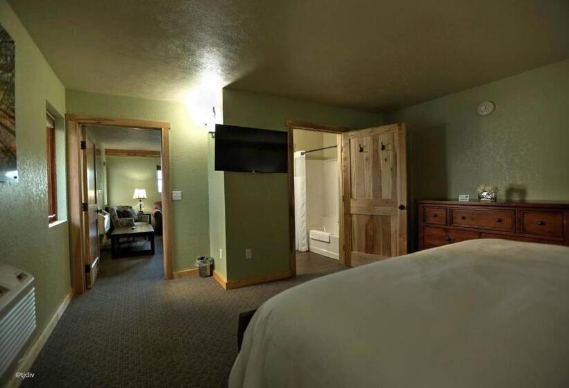Deluxe Suite King Bed, Roam Inn