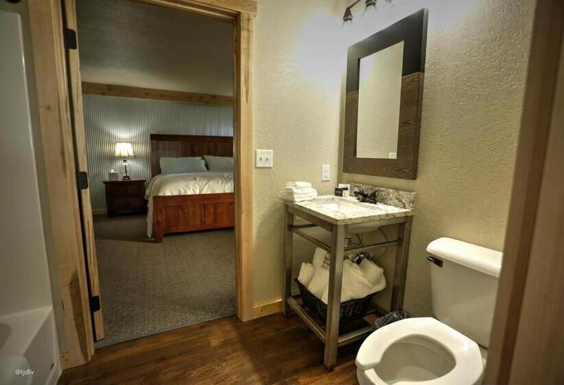 Deluxe Suite King Bed, Roam Inn