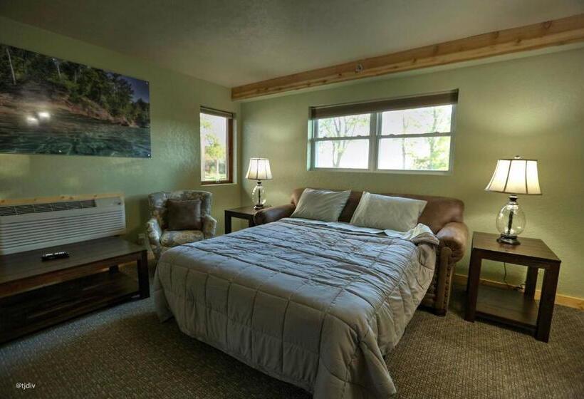 Deluxe Suite King Bed, Roam Inn