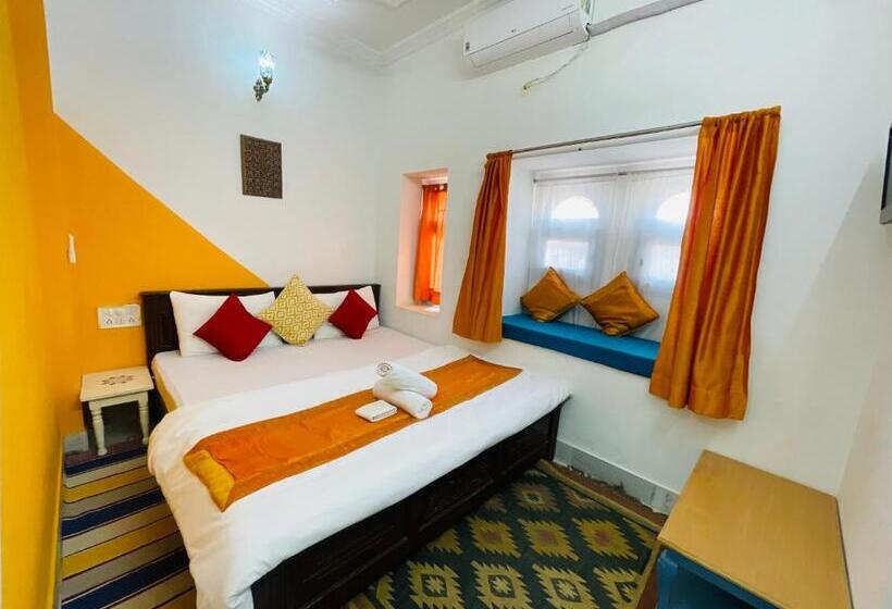 اتاق لوکس, Jaisalmer Hostel Crowd