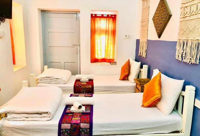 اتاق لوکس, Jaisalmer Hostel Crowd